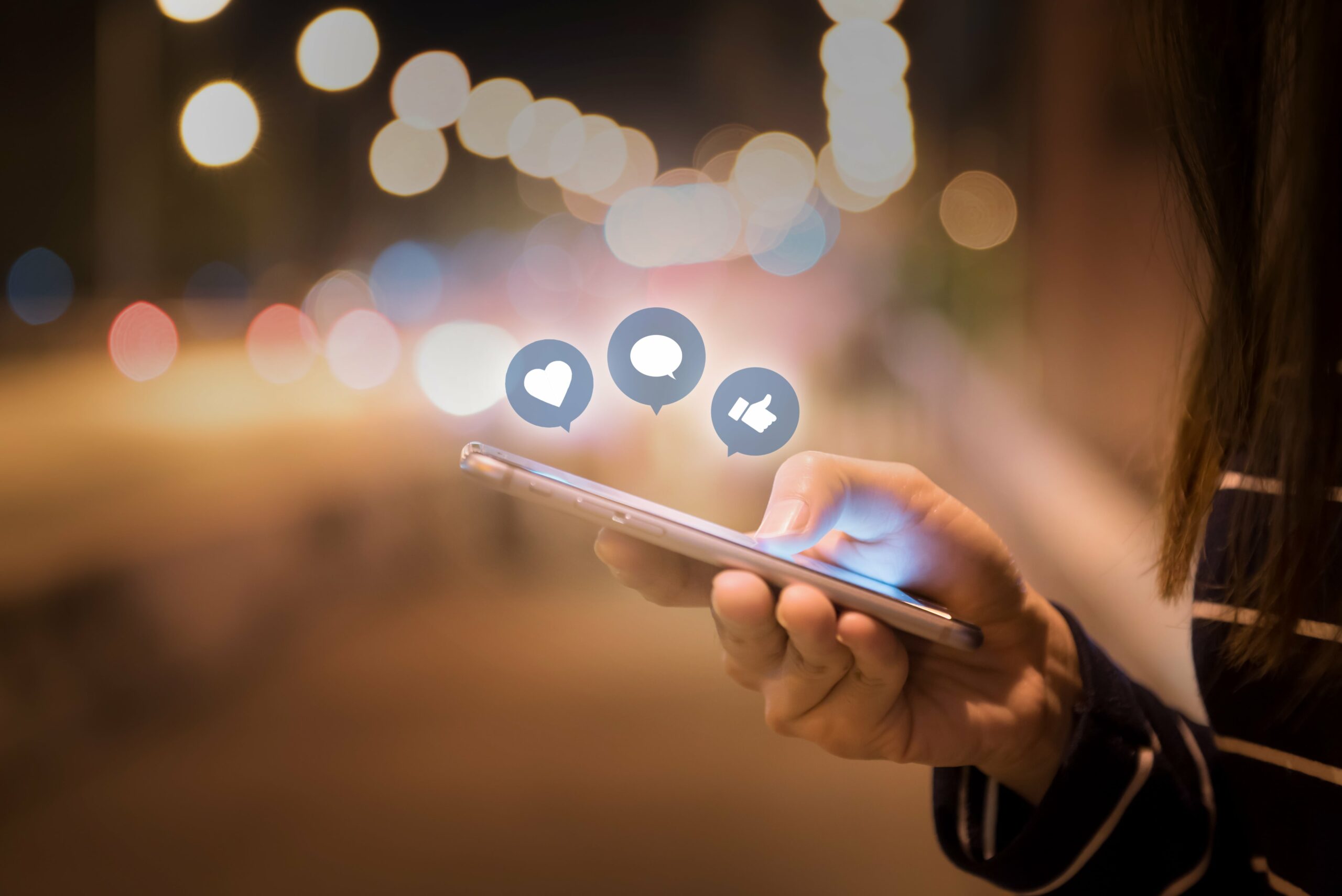 Eine Frau ist auf ihrem Handy in den Sozialen Medien unterwegs. Wie Sie die für Ihr Unternehmen passende Social Media Plattform finden, erfahren Sie hier.